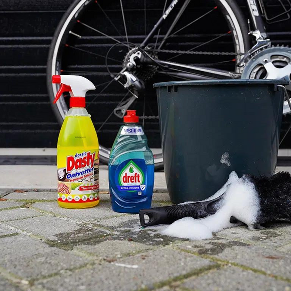 Cleaning your bike with dish soap? Bad idea!
